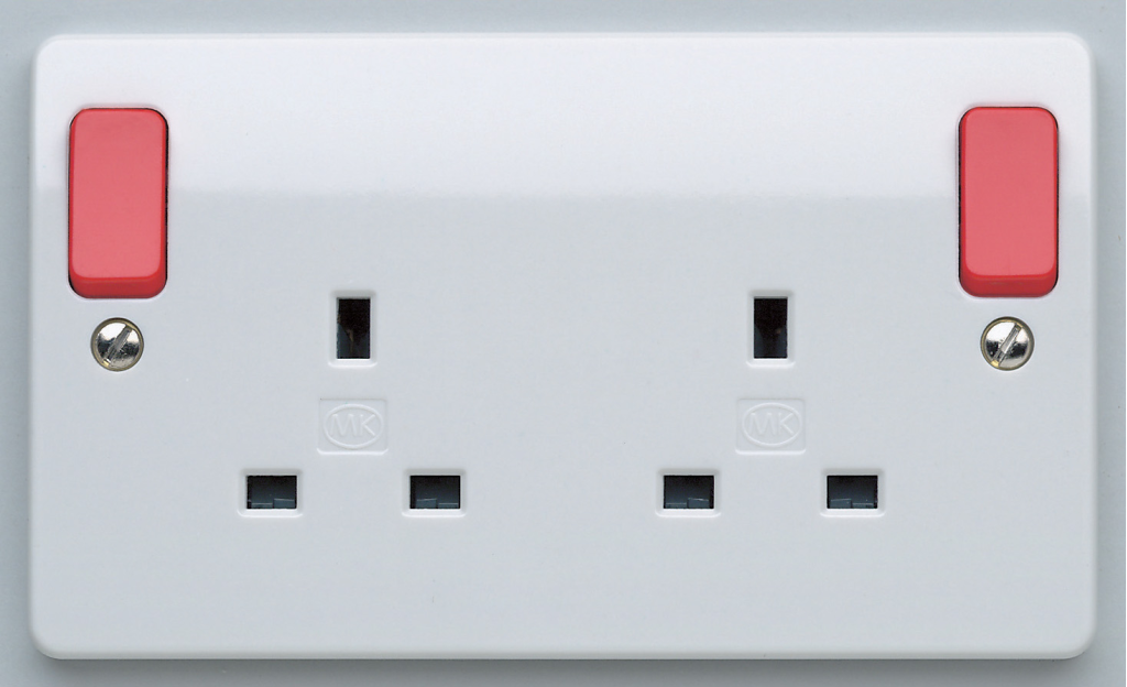 Socket, 2 Gang Switched DP Dual Earth, Red Outboard Rockers